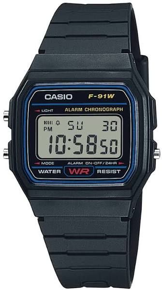 Reloj Casio F-91W negro en posición vertical, con marco azul y las inscripciones originales